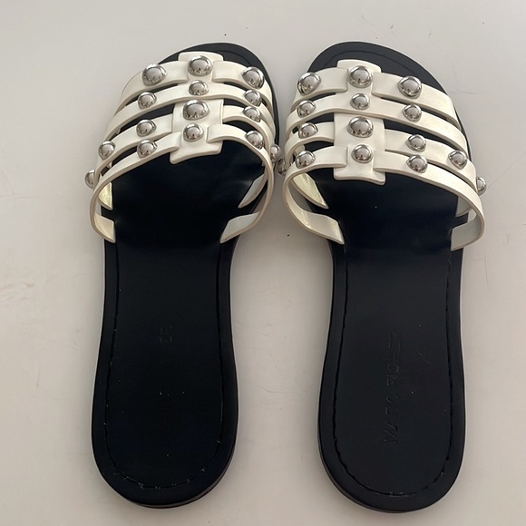 Studded Marc Fisher flats timeless style - Picture 4 of 4